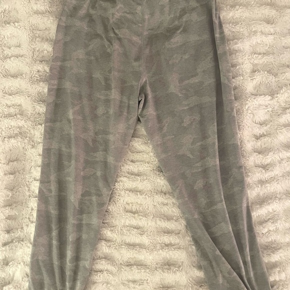 Vuori Camo Performance Joggers - Picture 3 of 4